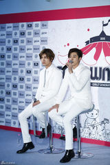 独家：东方神起出道十年开唱 白衣帅气兄弟情深