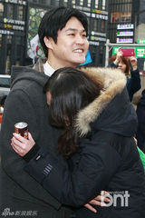 组图：金成钧孙湖竣着94复古装现身闹市送拥抱