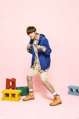 组图：黄鸿升登杂志 穿短裤变俏皮大男孩