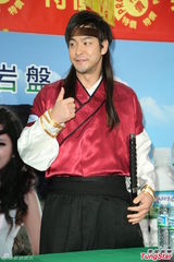 崔畅益巧扮徐福 送水讨婆婆妈妈欢心