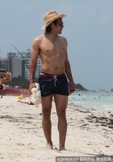 组图：球星法尔考海中爱抚娇妻 舔肚脐极度高调