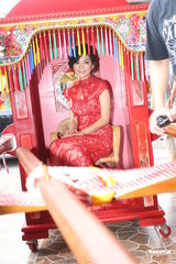 组图：Ella坐花轿亮相订婚宴 好友阿雅现身祝福