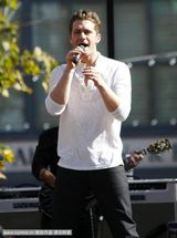 组图：马修-莫里森露天打歌发布首张个人专辑