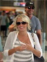 幻灯图集：凯莉-安德伍德新婚度蜜月 幸福洋溢