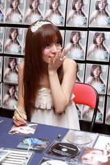 幻灯图集：阿兰香港宣传 谈梁朝伟余文乐脸羞红 