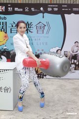 组图：梁汉文出席记者会 杨千嬅不怕重提旧情