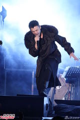 组图：A-Lin落泪小宇忙救场 信旋风登台引高潮