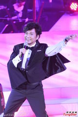 组图：露云娜贾思乐联合开唱 林子祥现身助阵