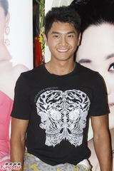 组图：“新一代金嗓子”周旋保利开唱 伍咏薇道贺