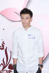 组图：钟镇涛携幼女做慈善 避谈再婚问题