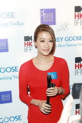 组图：谢婷婷一袭红裙出席酒会艳压全场