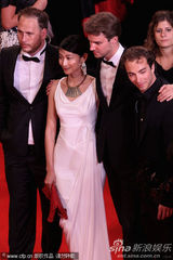 幻灯图集：《尖叫的男人》首映 男星民族服饰闪耀