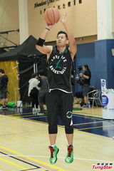 组图：慈善篮球赛表演赛 黑人陈建州亲上阵