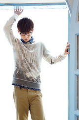 组图：胡夏冬日休闲写真 衬衫领结卖萌