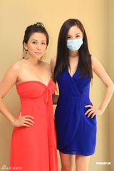 组图：《孤岛》首映杨幂口罩遮面 泳装美女走秀