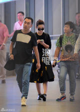 组图：秦海璐潮装回京玩手机 粉碎怀孕传言