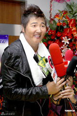 组图：孙楠无锡演唱会秀才艺 张靓颖亮相再现海豚音