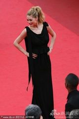 组图：《征服》戛纳首映 卓别林孙女红毯送飞吻