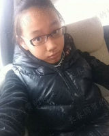 组图：闫妮13岁女儿近照曝光 “小佟掌柜”乖巧可爱