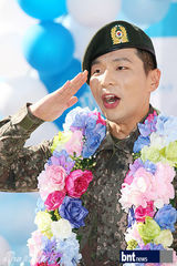 组图：韩歌手刘承灿退伍 手捧鲜花满面笑容