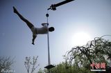组图：钢管舞国家队秀高难度技巧 户外“悬浮”