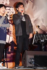 组图：谭咏麟新碟发布会进大学校园办派对