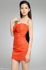 组图：温心橙色系短裙清晰气质 香肩外露小秀性感