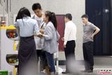组图：马东开霸气豪车录节目 不为露腿美女所动