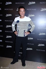 组图：任达华中秋节陪爱女 周汶锜拒谈感情事