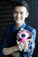 组图：王凯北京与粉丝同庆生 胡宇威远程示爱