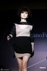 组图：贾静雯低胸V领衫香艳亮相 大秀迷人乳沟