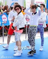 组图：神话李孝利等亮相20代选择颁奖礼蓝地毯