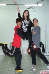 组图：浩角翔起搭配侯佩岑主持跨年秀舞技