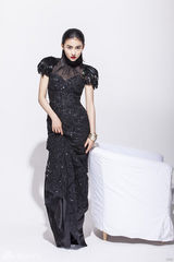 组图：贾青黑白天鹅写真 别样风情展双重魅力