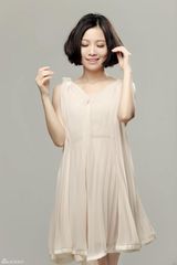 组图：姚贝娜《不唱情歌》裸色连衣裙优雅