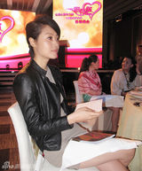 组图：范志博助阵慈善晚会获爱心大使奖