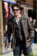 组图：德普胡茬性感 皮衣配条纹裤尽显型男本色