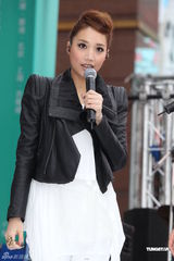 组图：A-Lin签唱会人气爆棚 自曝爱情事业两得意