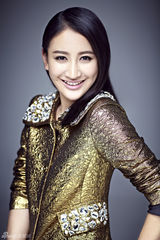 组图：曾泳醍硬糖气质写真 眼神魅惑女王范足