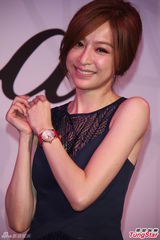 组图：王心凌为品牌站台 露事业线秀女人味