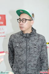 组图：应采儿剖腹诞男婴 谢天华等入院探望