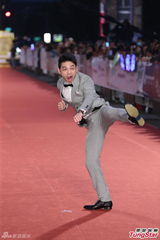 组图：金钟奖红毯 阿ken跳跃吴怡霈大方晒胸