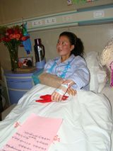 幻灯图：章子怡现身武警总医院 探望藏族女孩卓玛 