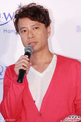 组图：玉置浩二与妻子恩爱 个唱邀李克勤