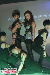 组图：马诺火辣装劲歌热舞 新人林弯弯小清新