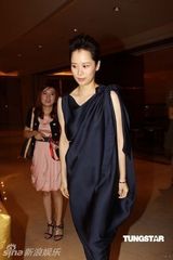 组图：海清瘦身成功空降武汉 为某品牌站台优雅捞金