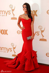 组图：艾美奖红毯 妮娜-杜波夫抹胸红裙秀美背