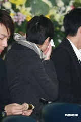 高清：已故艺人陈鸿烈设灵 蔡少芬佘诗曼素颜现身