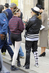 高清图：51岁潮妈麦当娜伦敦街头亲吻养子养女