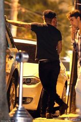 组图：小贝现身机场亲自推行李 皮衣帅气引围观